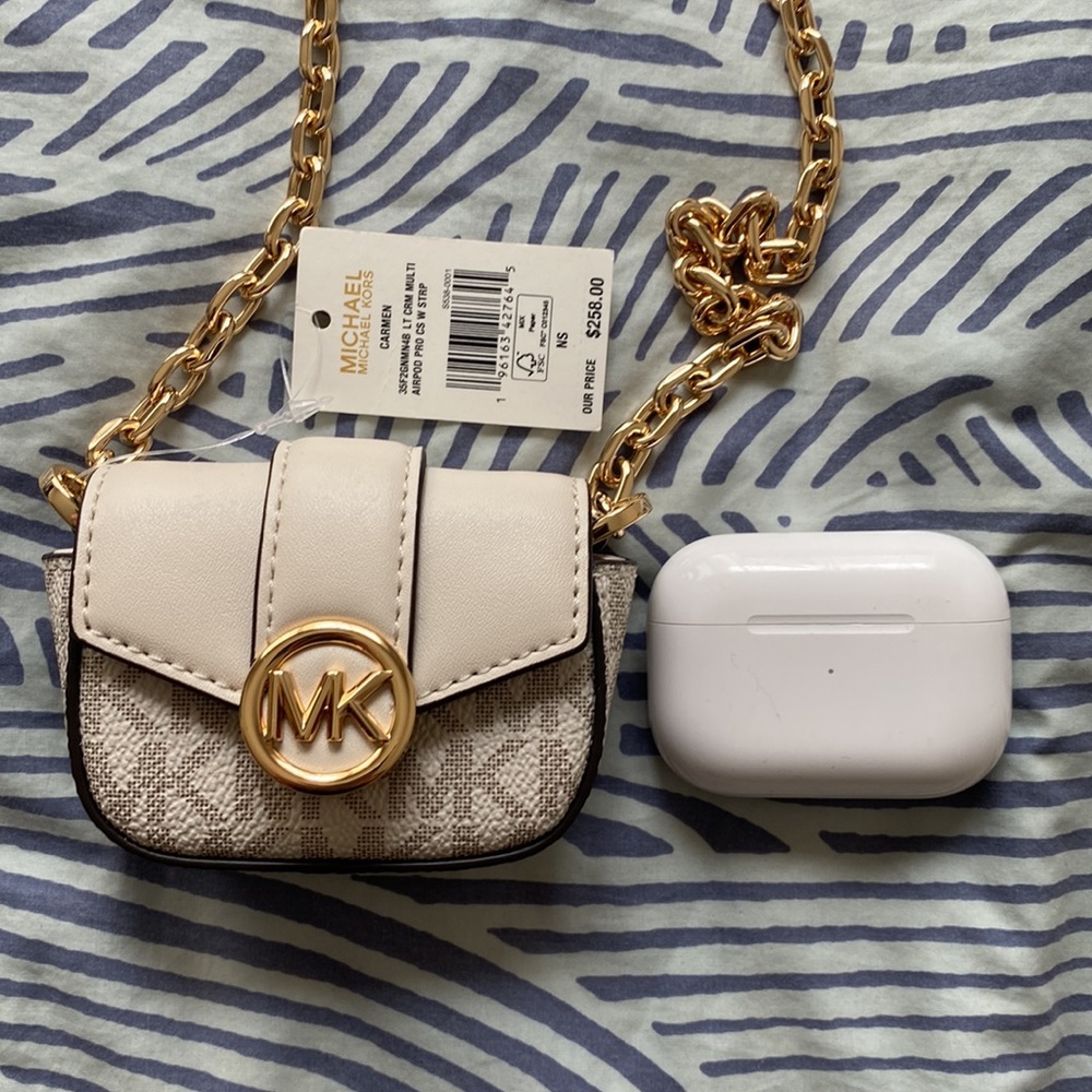 New with tags!! Michael Kors Carmen AirPod Pros Carrying Case
